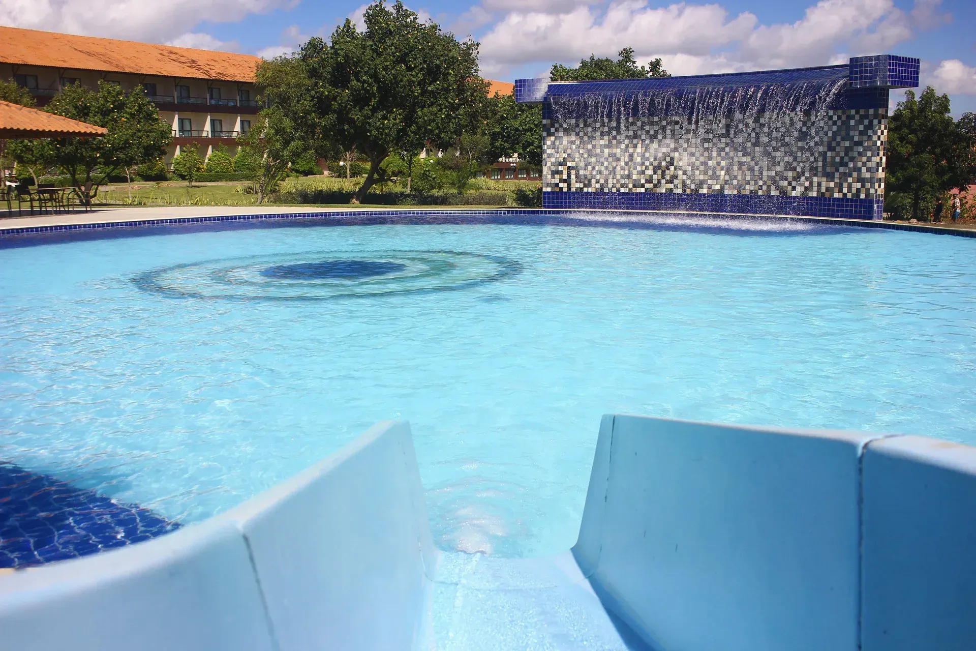 Uma grande piscina com uma cachoeira ao fundo