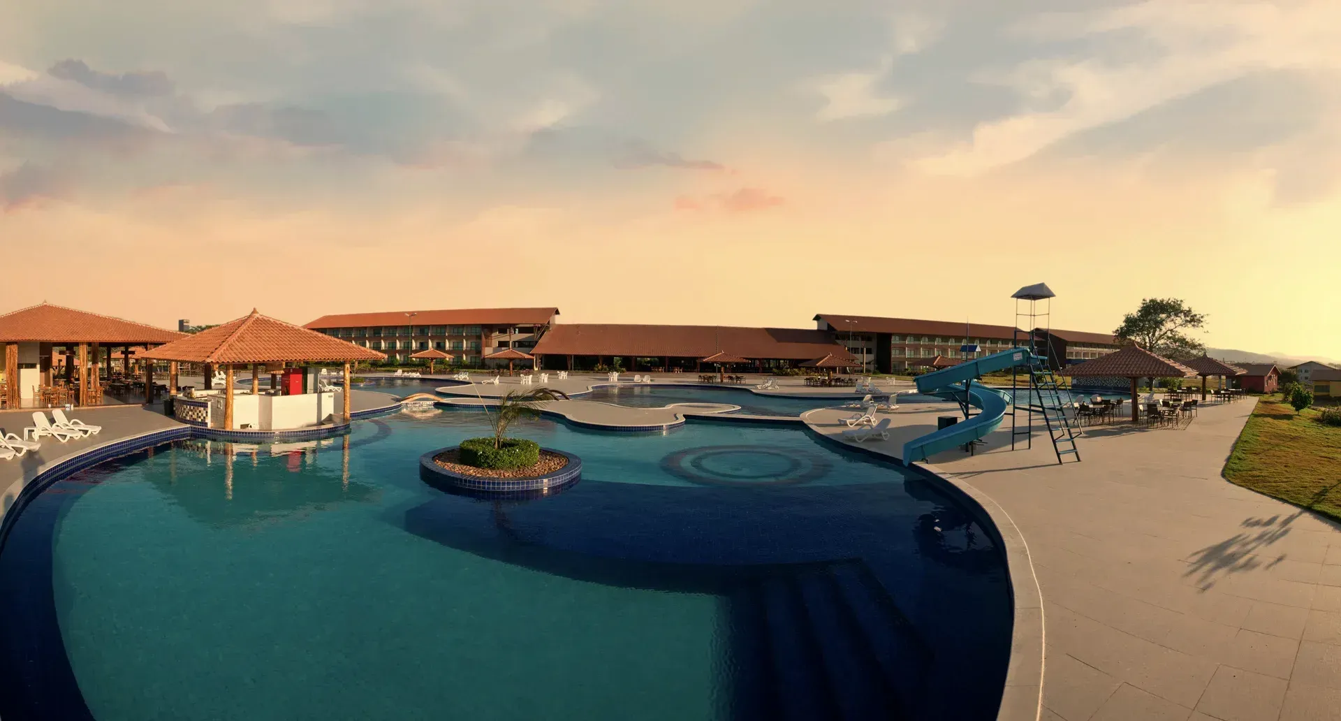 Uma grande piscina cercada por edifícios e um toboágua.