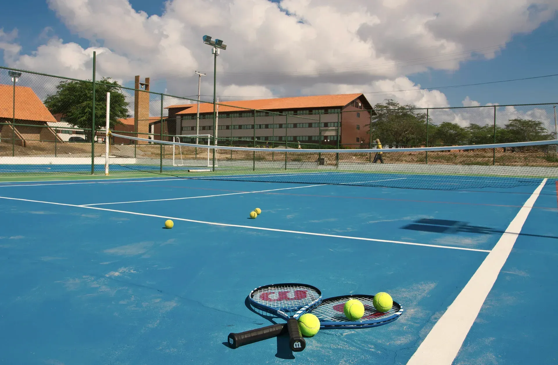 Uma quadra de tênis com raquetes e bolas