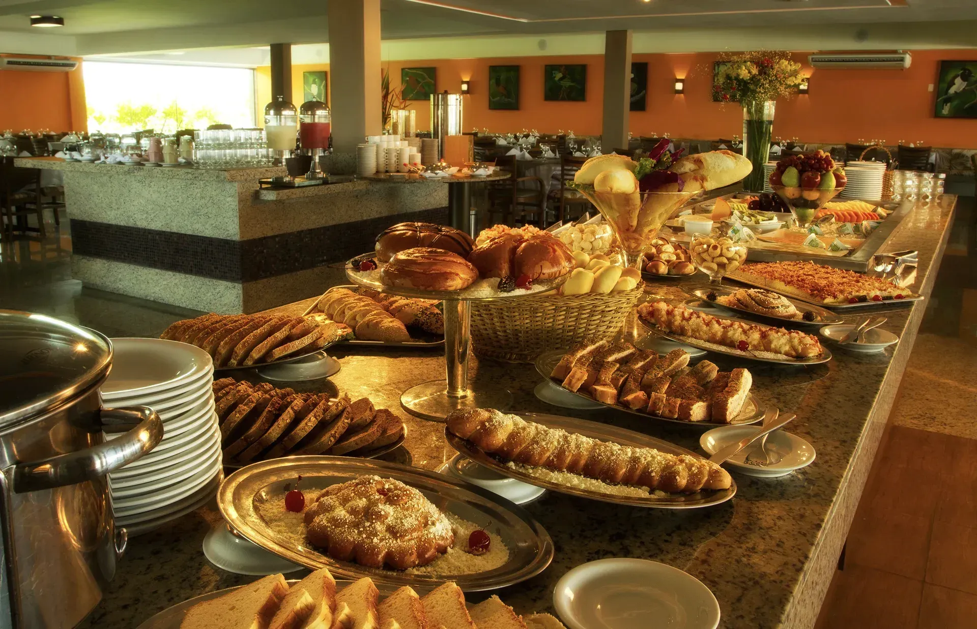 Uma mesa de bufê com uma variedade de comidas