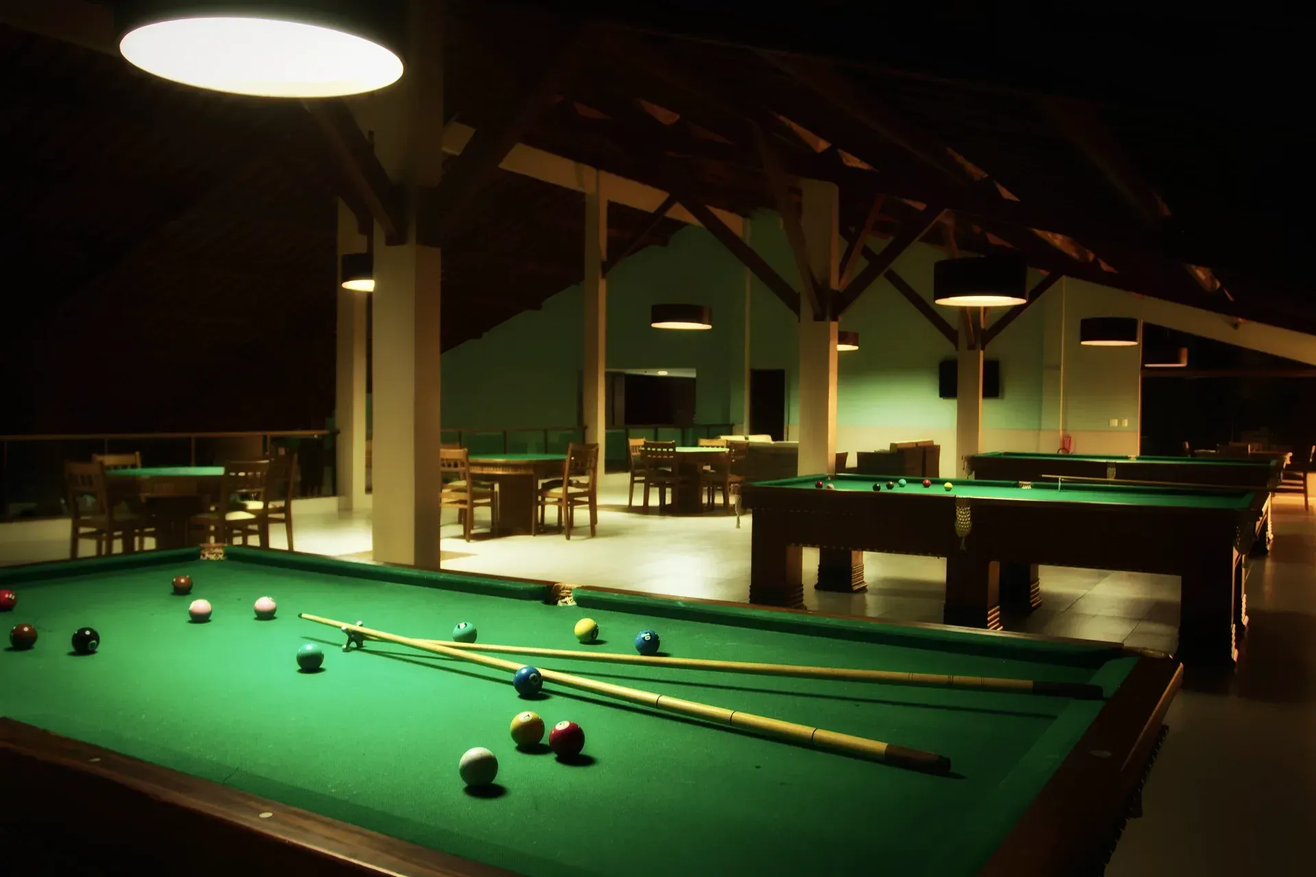 Uma mesa de sinuca com bolas e tacos