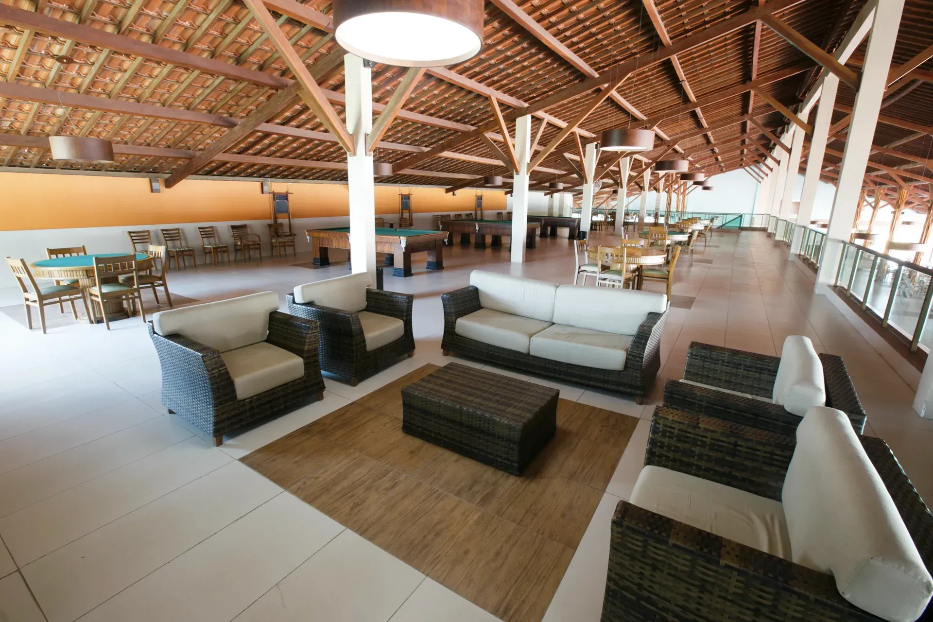 Uma sala grande com muitos móveis e mesas