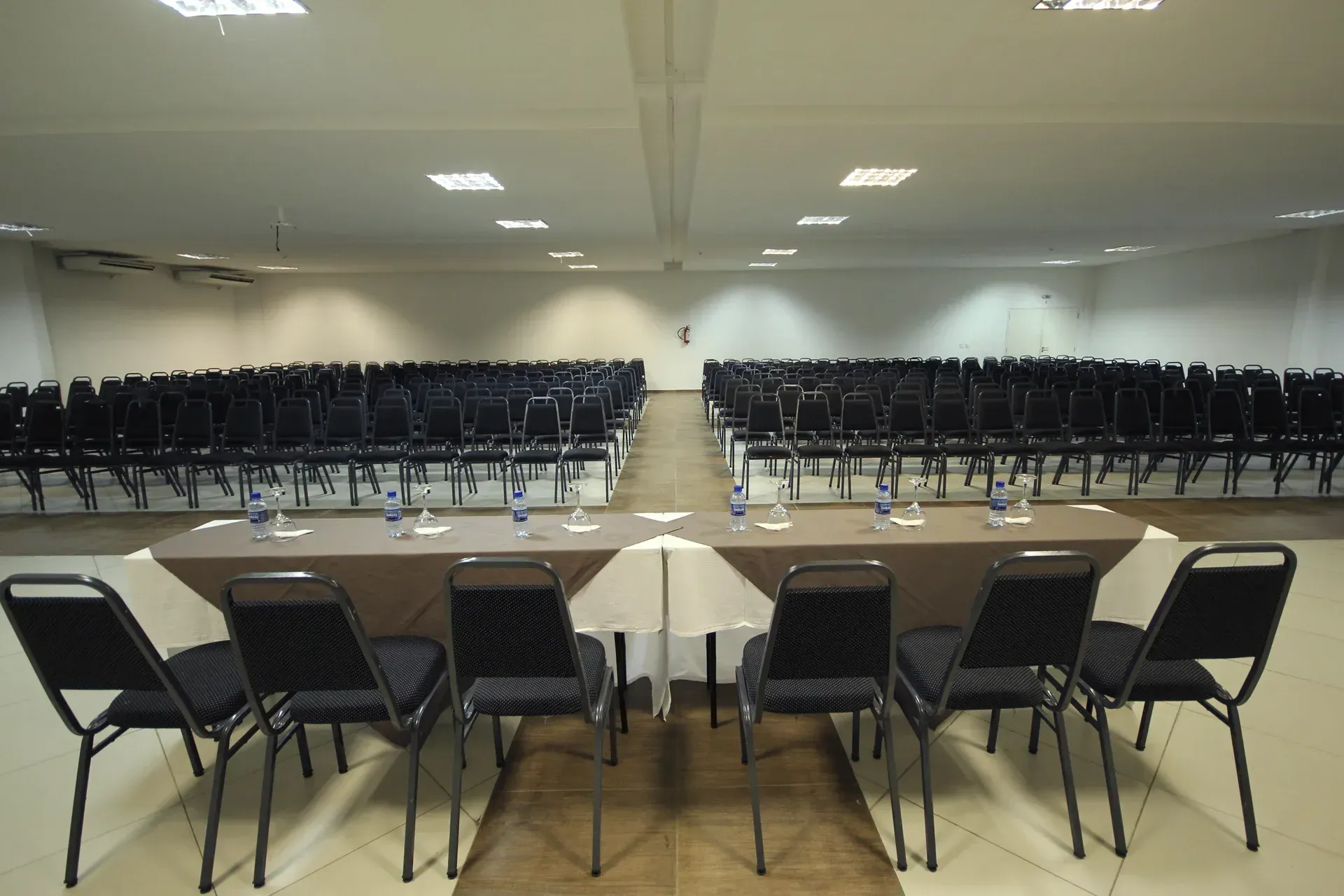 Uma sala de conferências com mesas e cadeiras