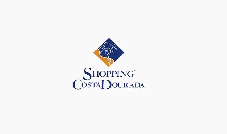 O logotipo do shopping costa dourada é um diamante azul com uma árvore nele.