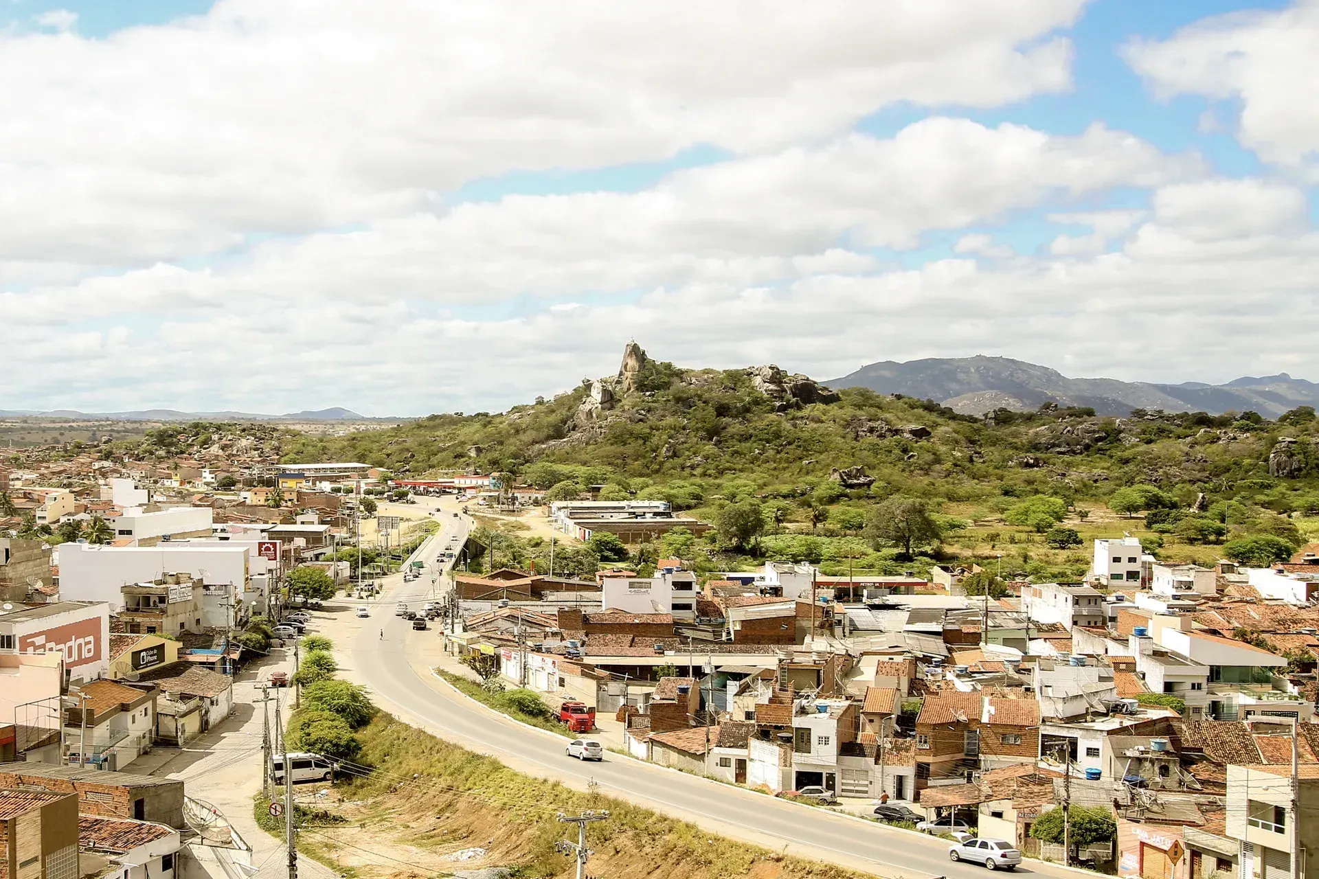 Uma vista aérea de uma pequena cidade com montanhas ao fundo