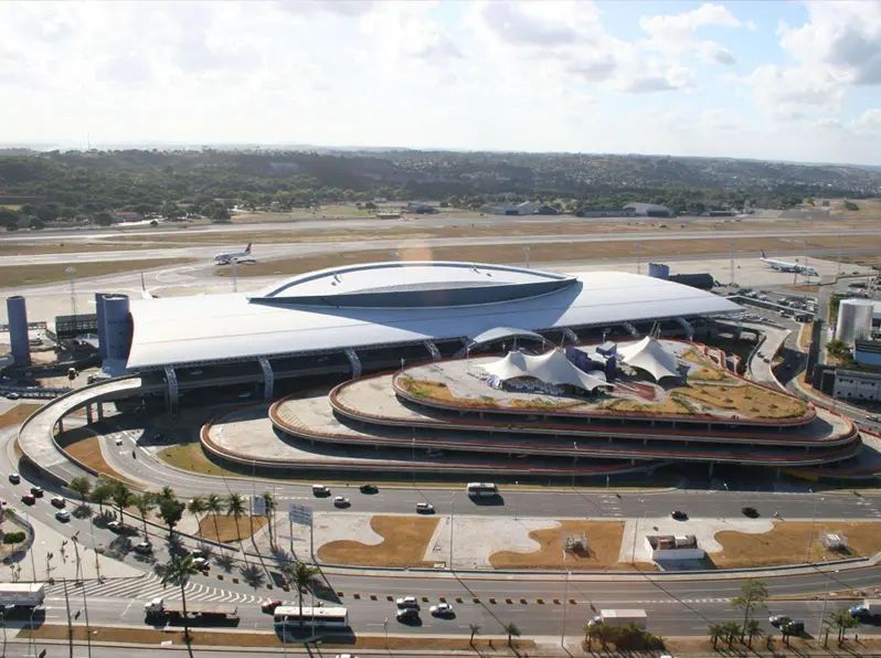 Uma vista aérea de um grande edifício com a letra t nele