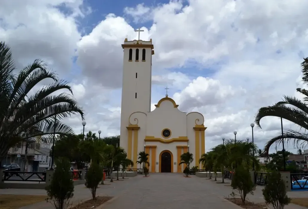 Uma igreja com uma torre e uma cruz no topo