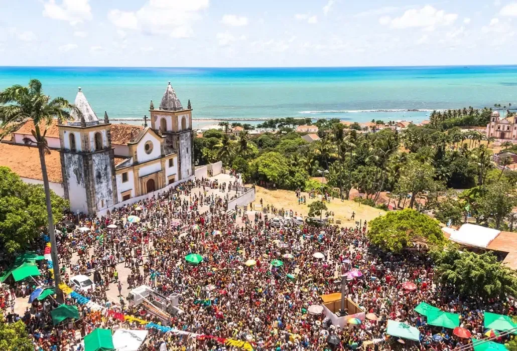 Uma grande multidão de pessoas reunidas em frente a uma igreja.