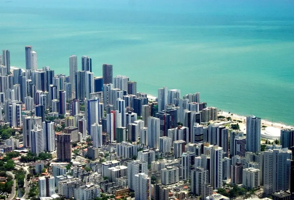 Uma vista aérea de uma cidade com muitos edifícios próximos ao oceano.