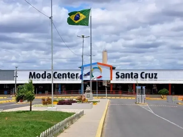 Duas bandeiras estão hasteadas em frente ao Moda Center em Santa Cruz