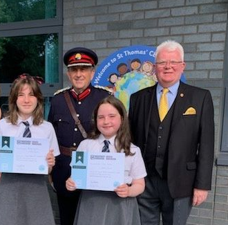 Picture of Mr Brearley and the High Sheriff present prizes following a year 6 mock trial competition