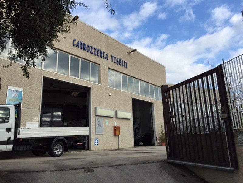 ingresso ad officina auto