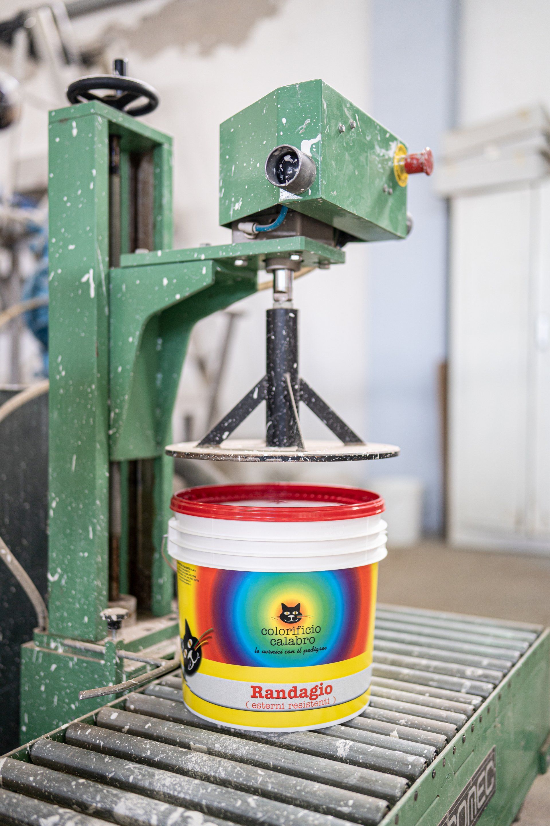 latta con vernice rossa