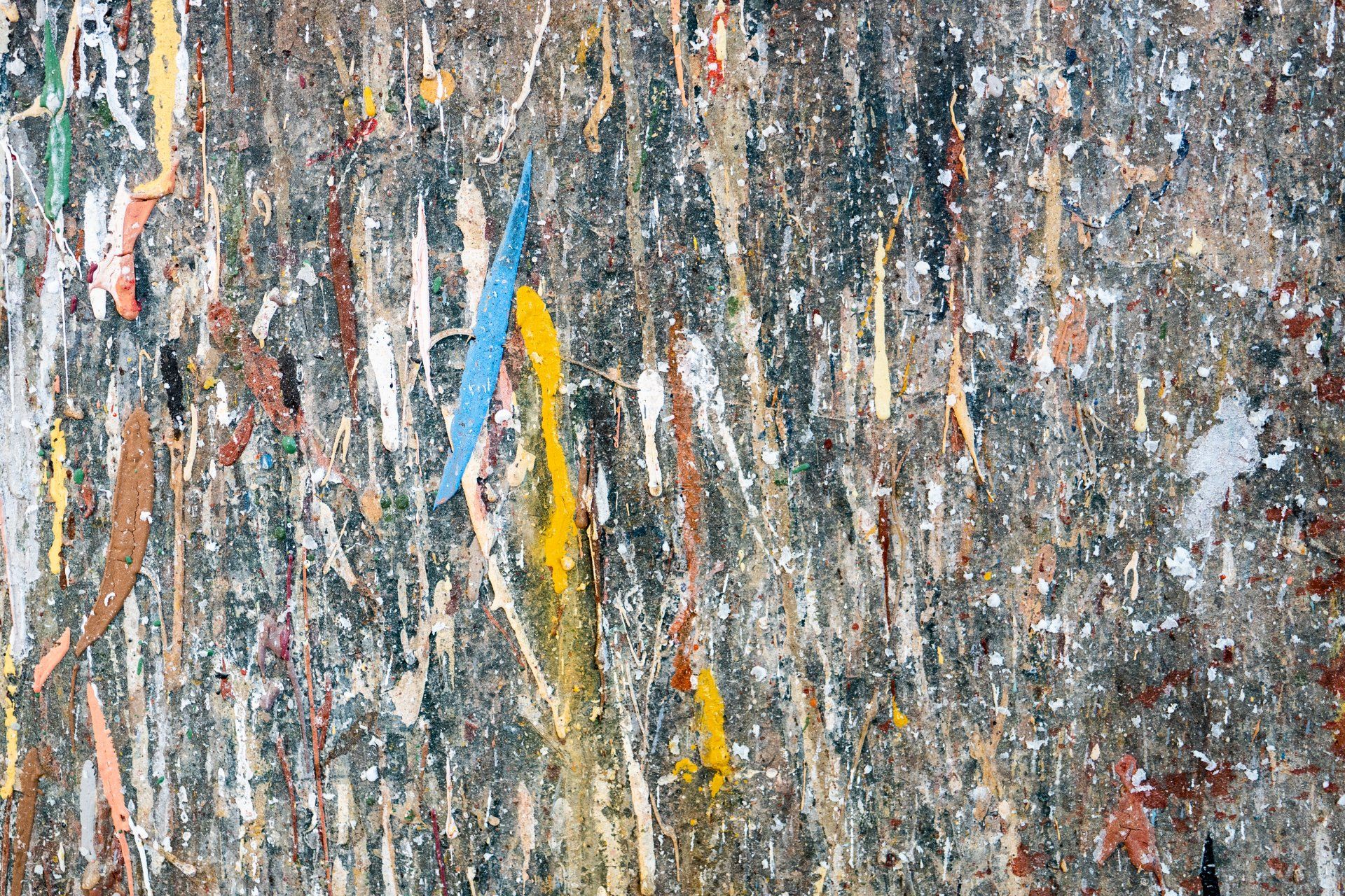 pennello e arcobaleno di colori