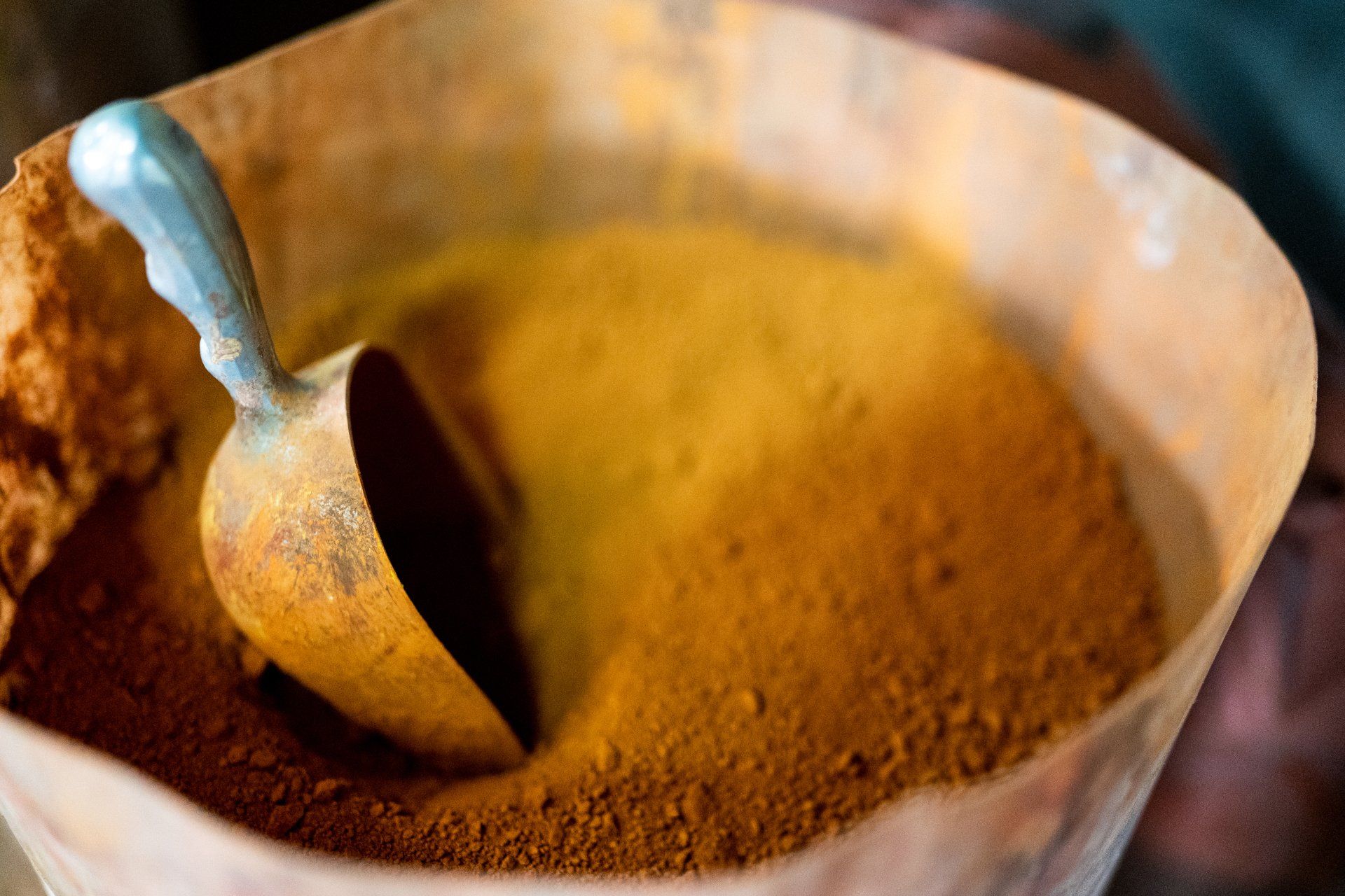 vernice blu spatolata