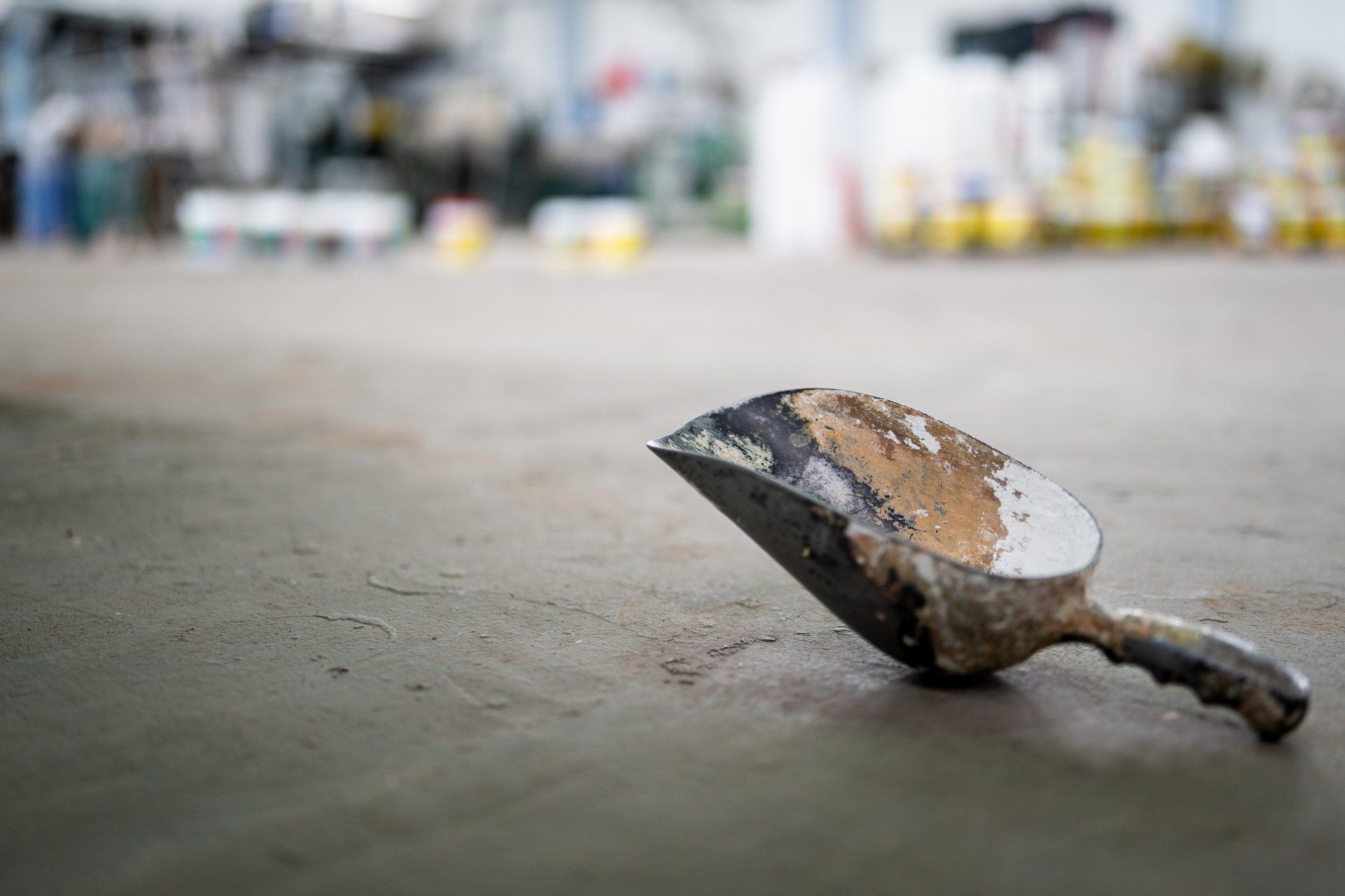 barattolo di vernice rossa