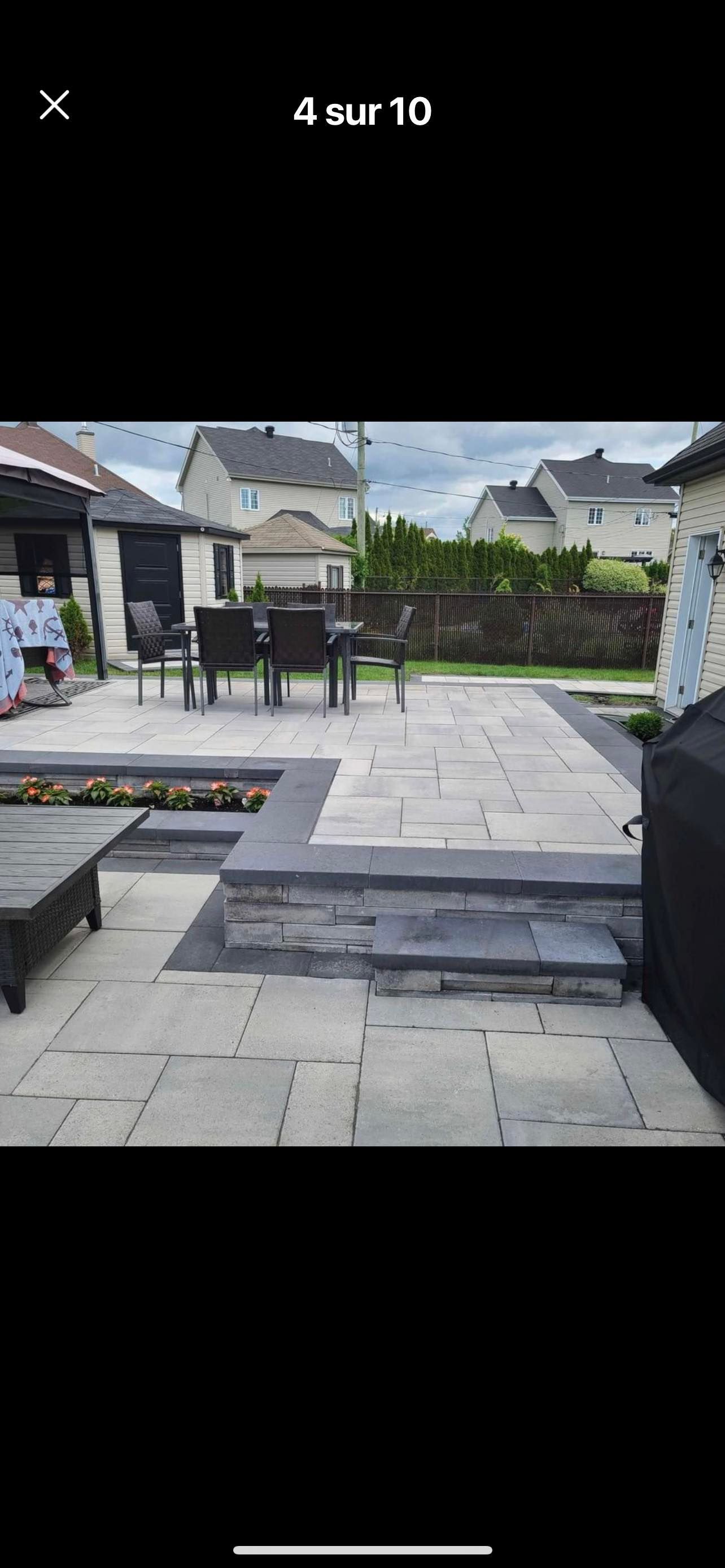 Une photo d'un patio avec un gazebo et des chaises.