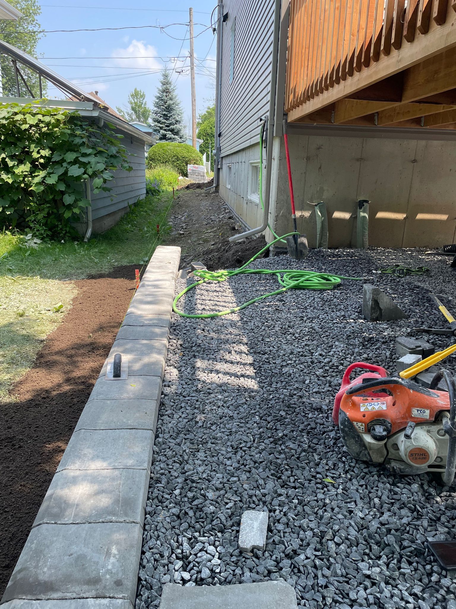 Une passerelle est en cours de construction dans l'arrière-cour d'une maison.