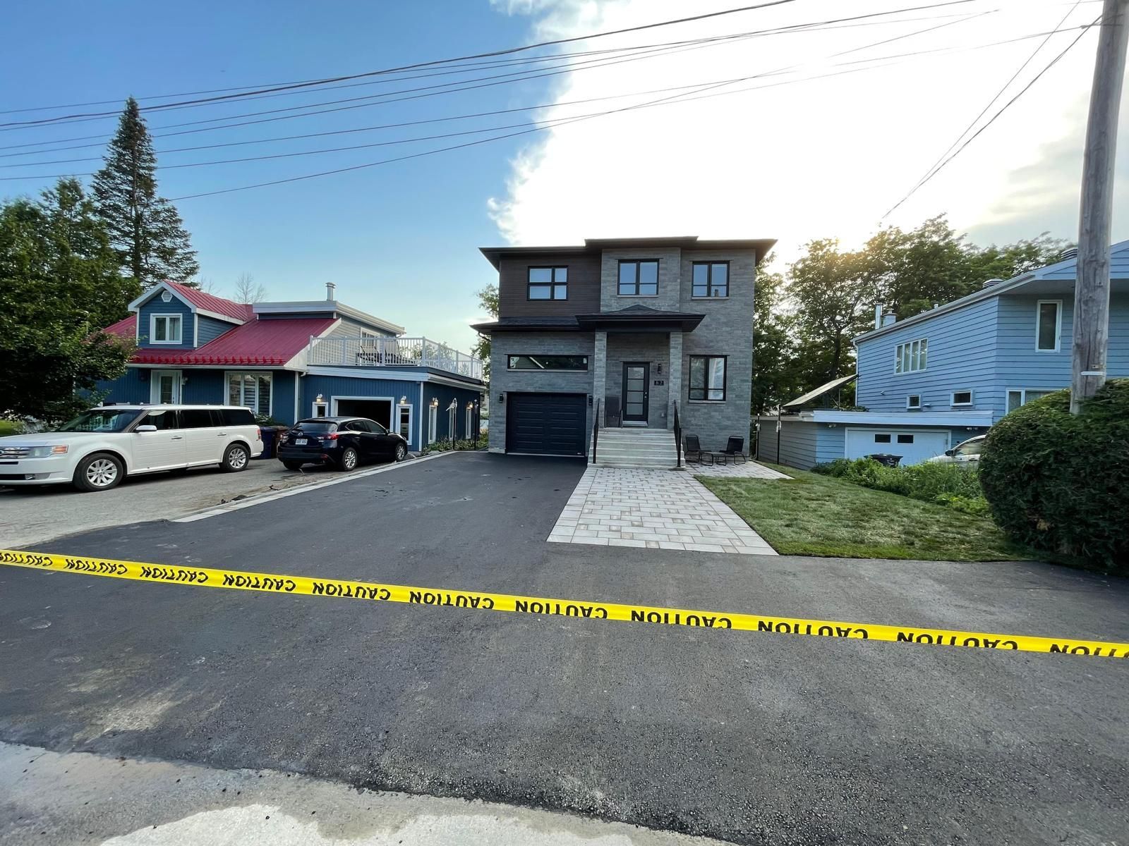 Une maison est entourée d'un ruban d'avertissement jaune.