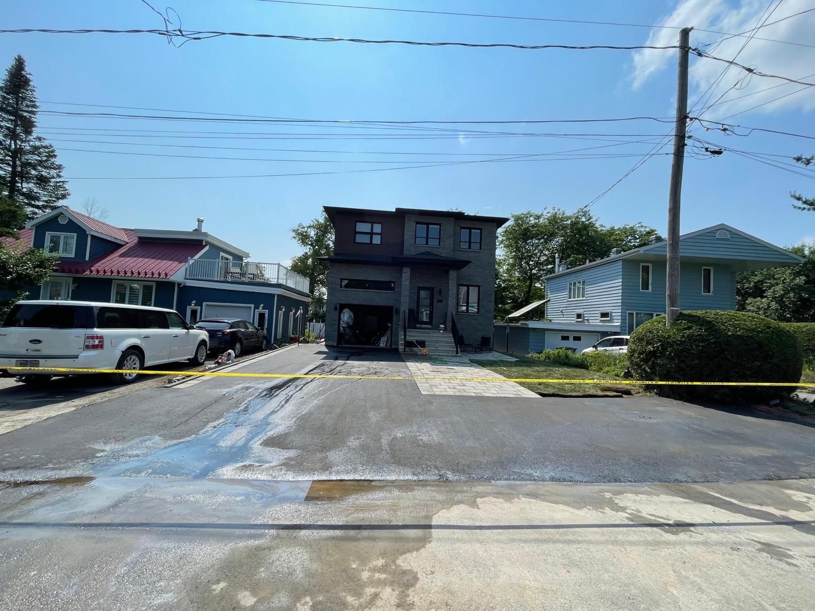 Un camion blanc est garé devant une maison.