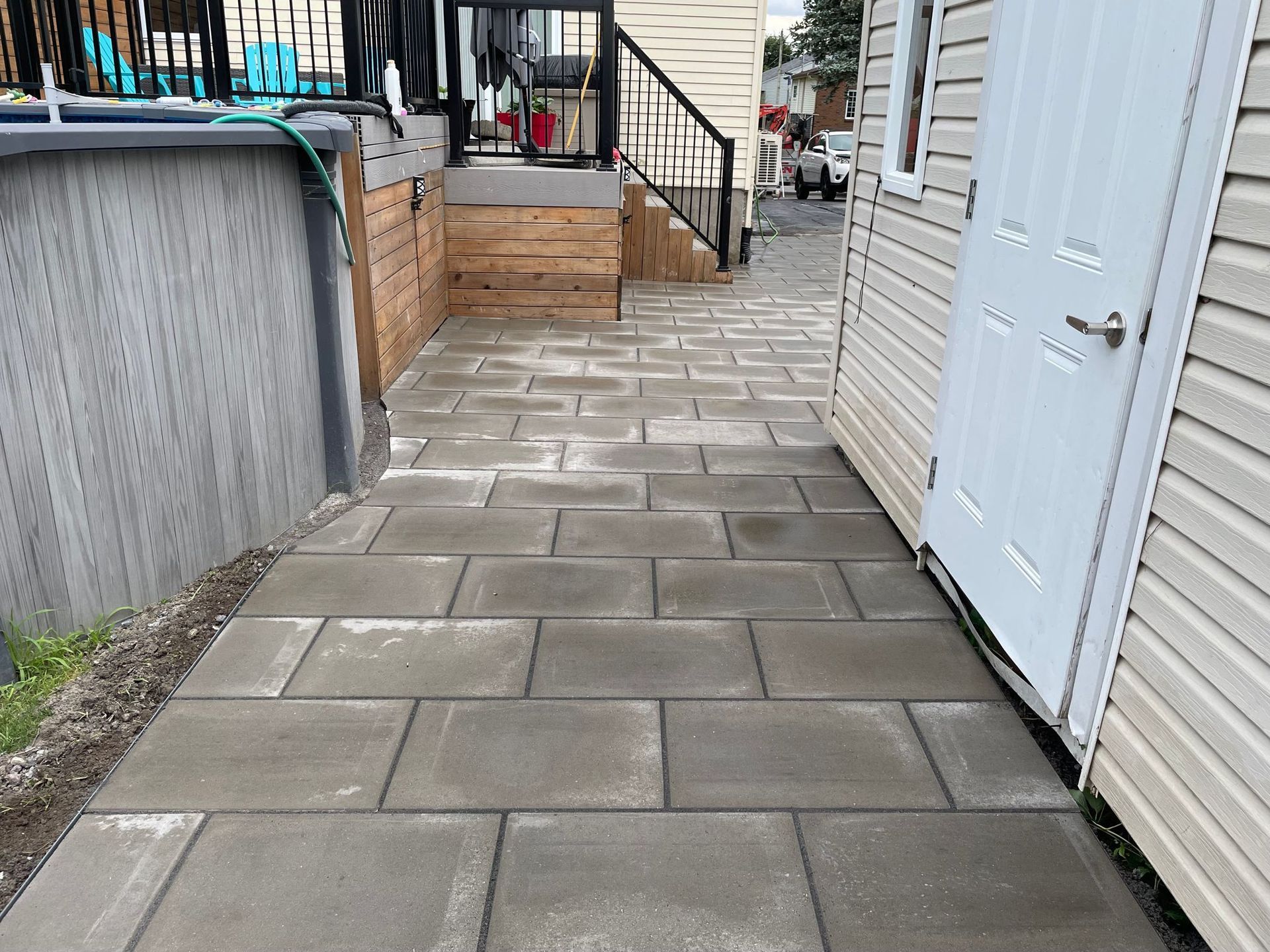 Une allée menant à une maison avec une porte blanche