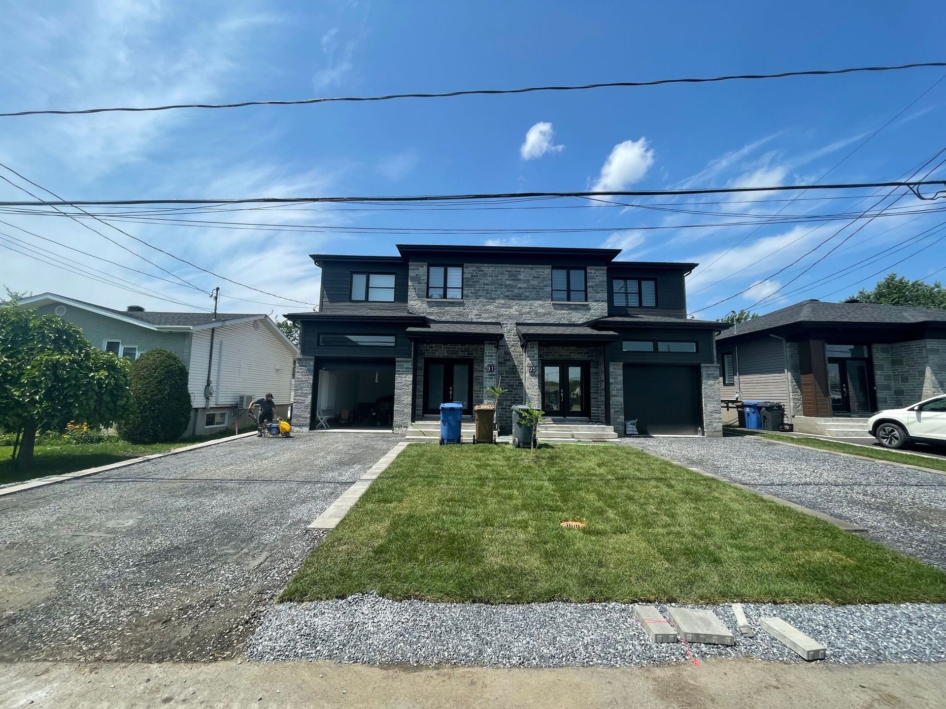Une grande maison avec beaucoup d'herbe devant.
