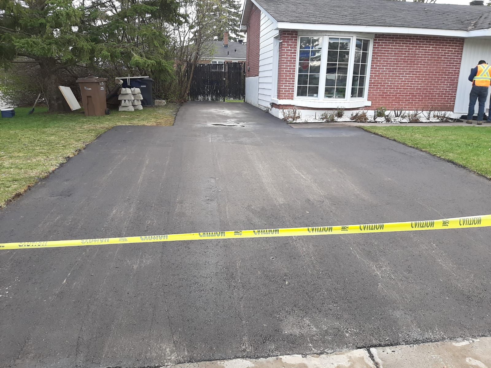 Une maison en briques avec une allée en cours de pavage