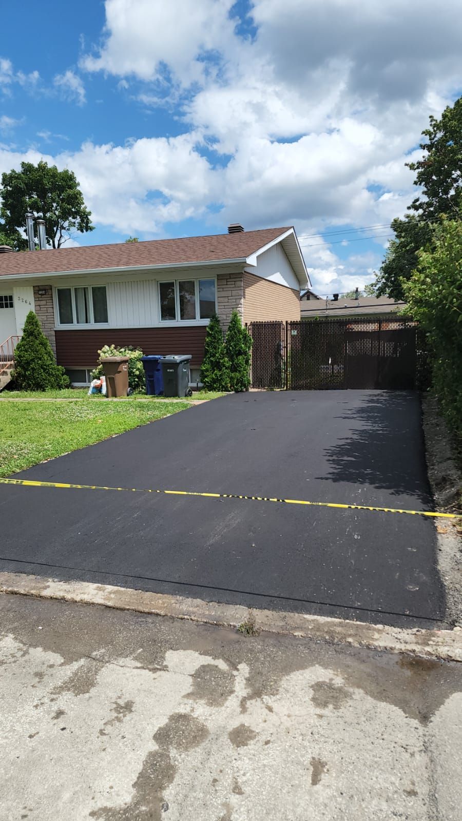 Une maison avec une allée en cours de pavage devant elle.