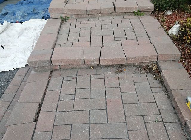 Une allée en briques avec un motif de labyrinthe dessus