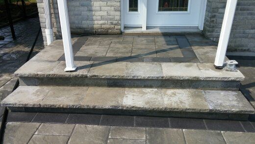 Un ensemble de marches menant au porche d'une maison.