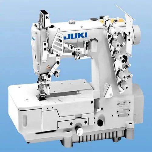 Macchina a 3 aghi con copertura Juki