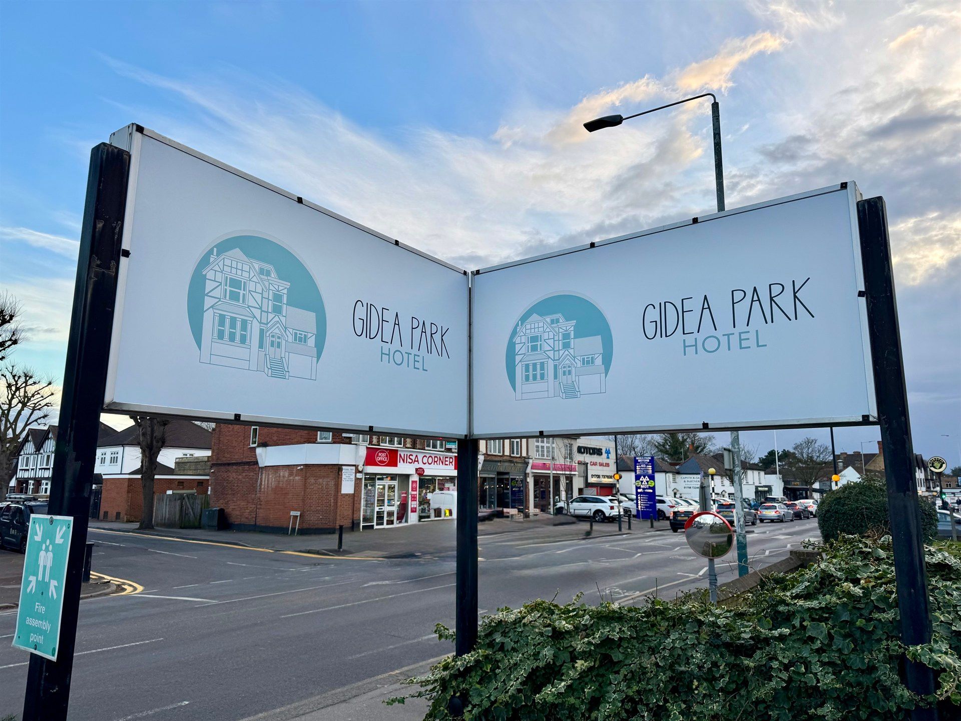 A sign for gula park hotel is sitting on the side of the road.