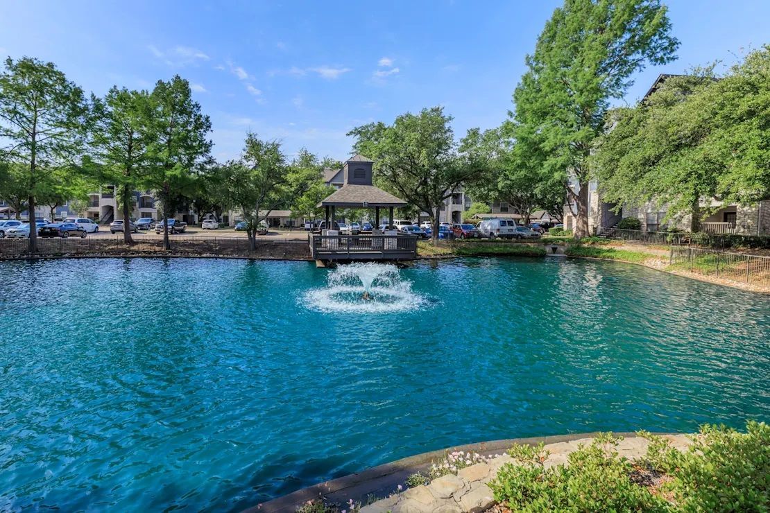 There is a fountain in the middle of the lake.