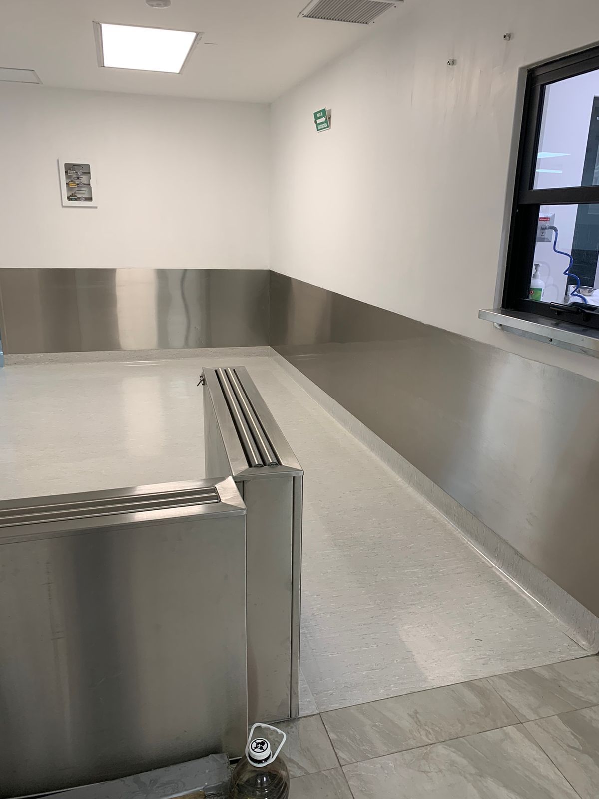 Una habitación con paredes de acero inoxidable y una ventana.