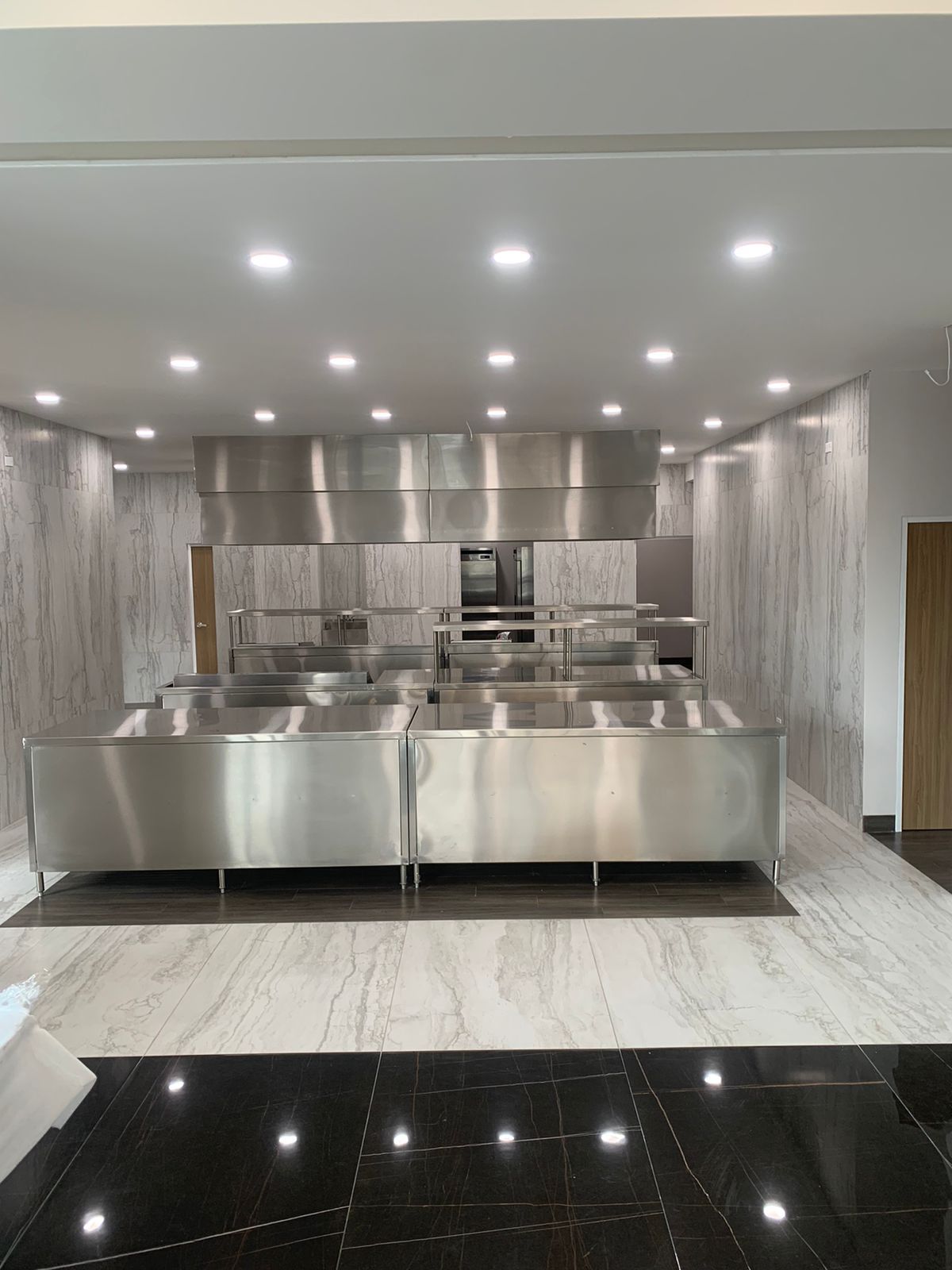 Una gran cocina con muchos electrodomésticos de acero inoxidable.