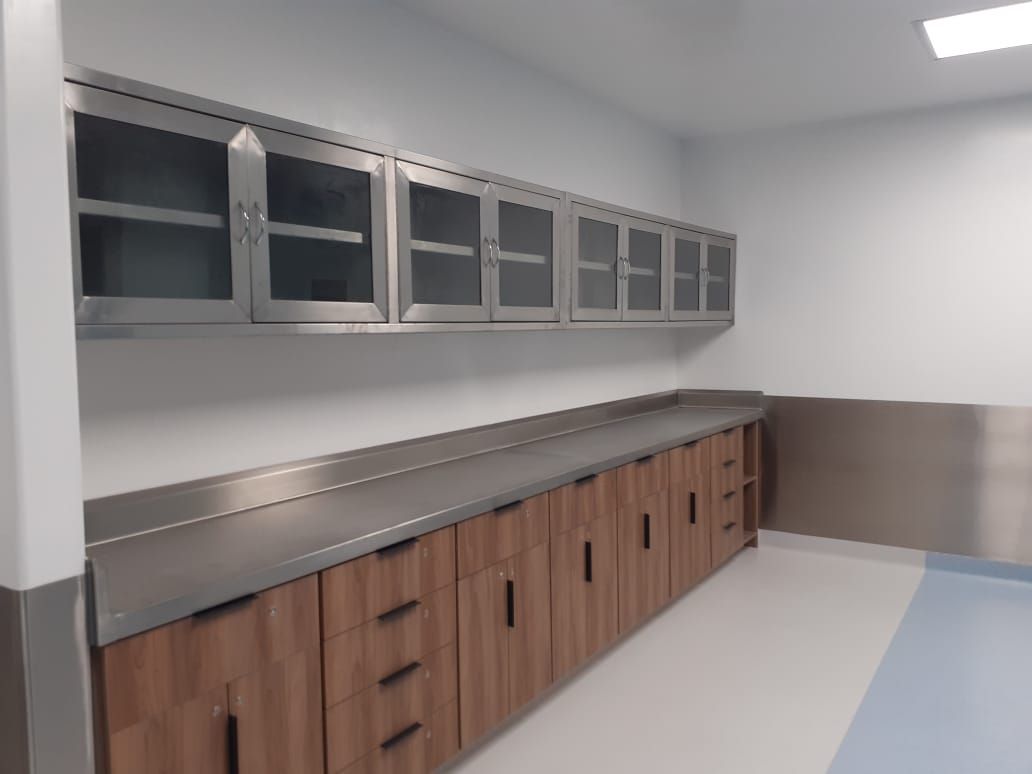 Una cocina con muebles de acero inoxidable y muebles de madera.