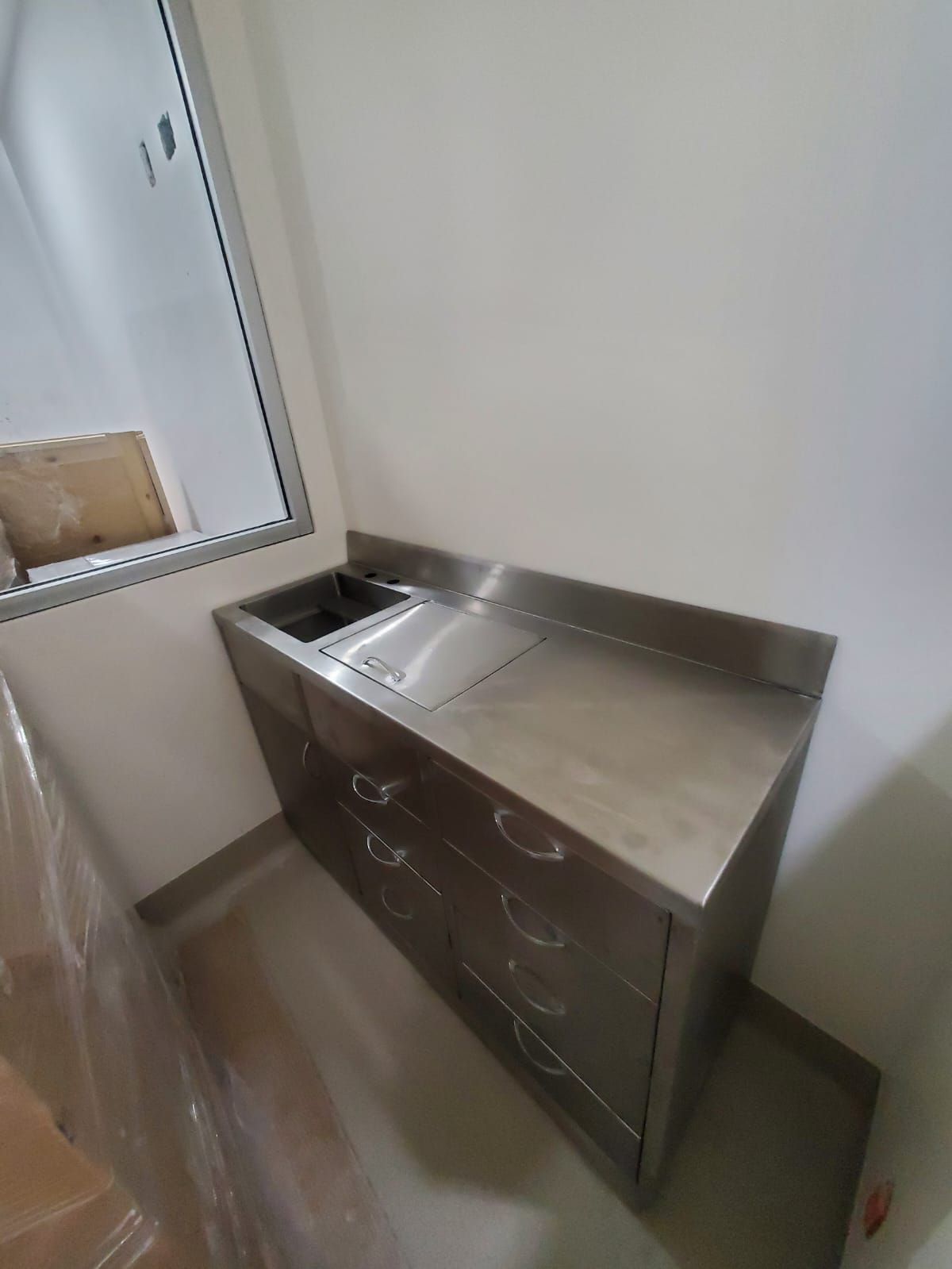 Una cocina con encimera y cajones de acero inoxidable.