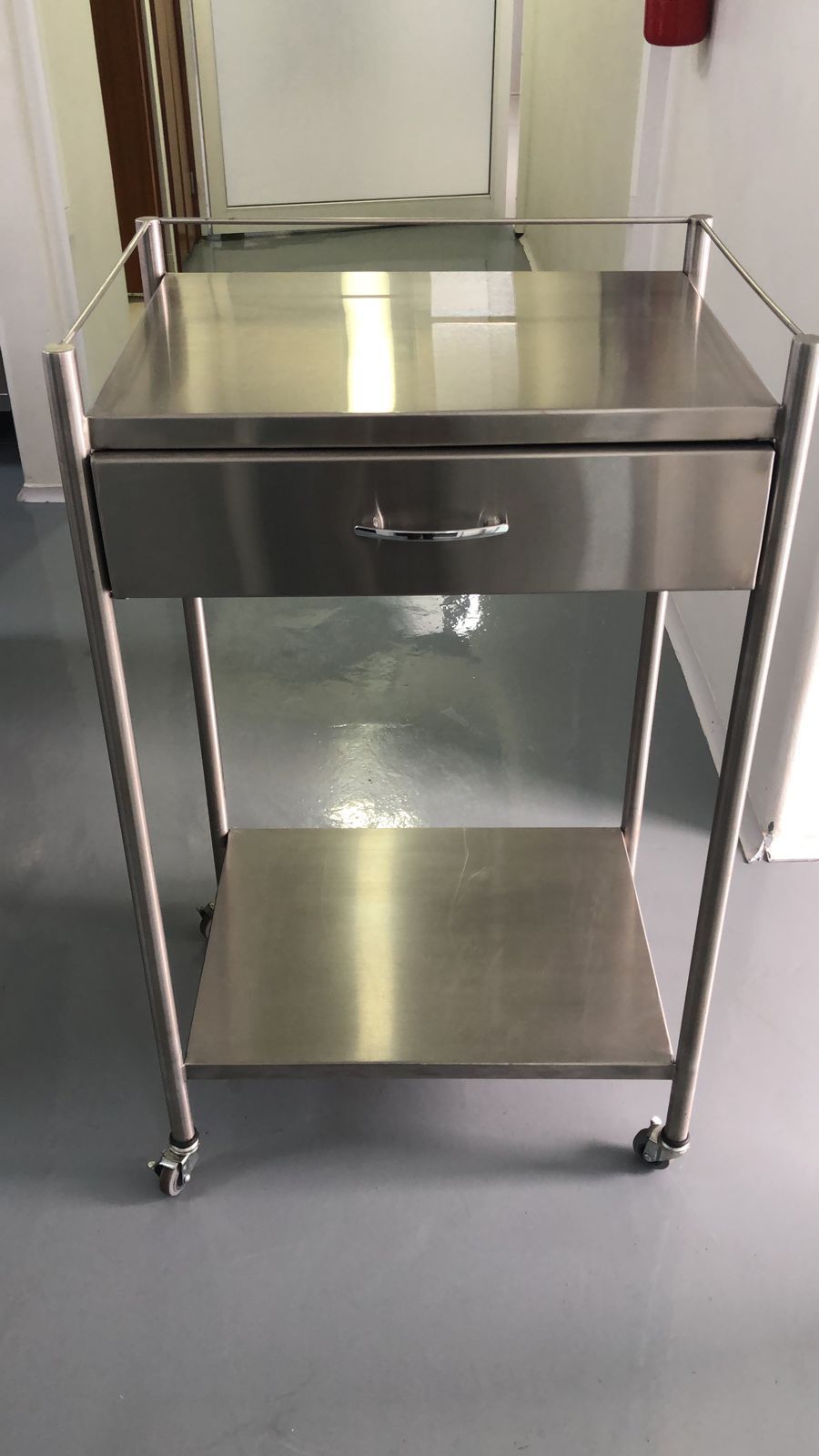 Carro de acero inoxidable con cajón y estante.