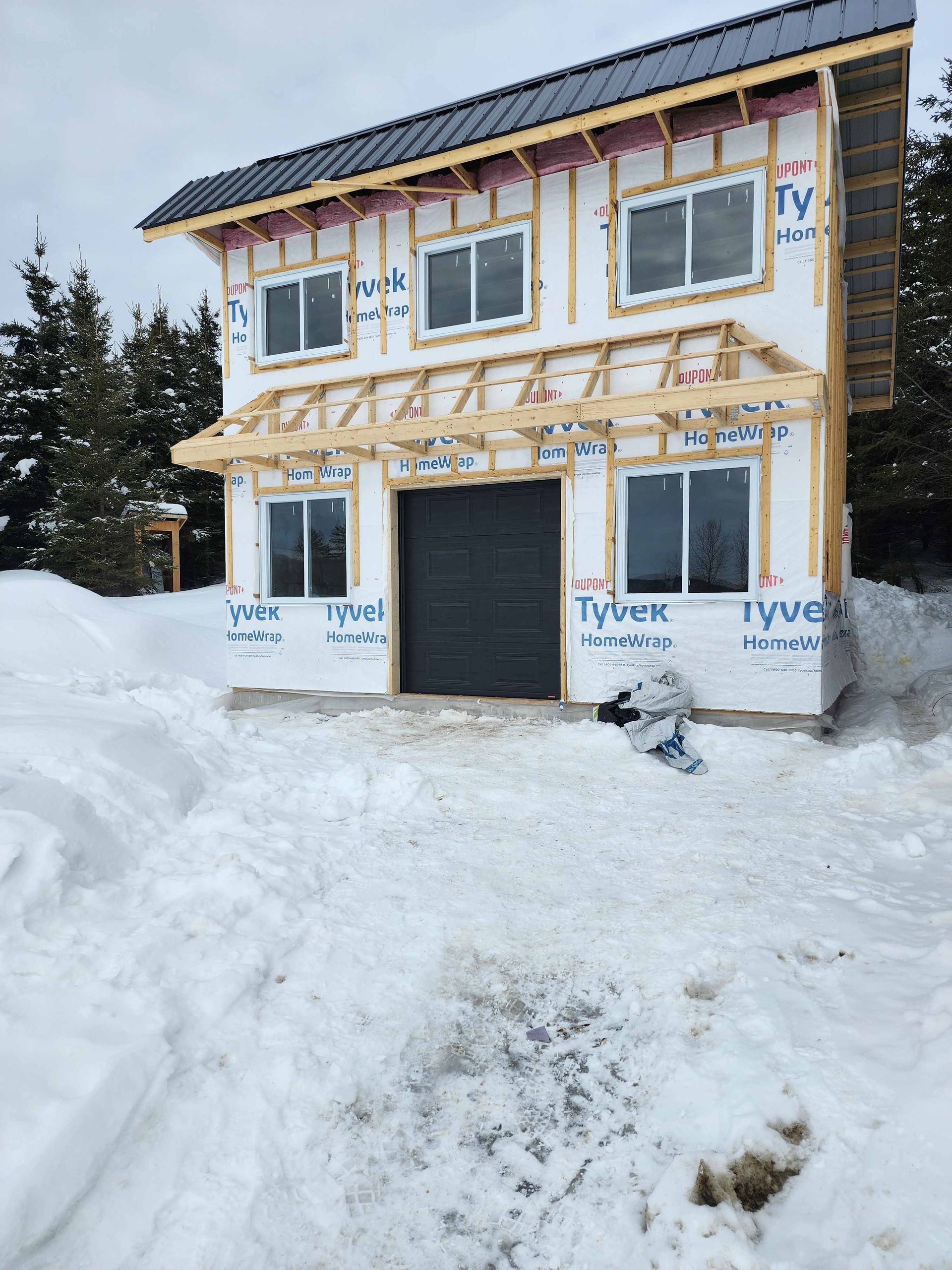 Une maison en construction dans la neige