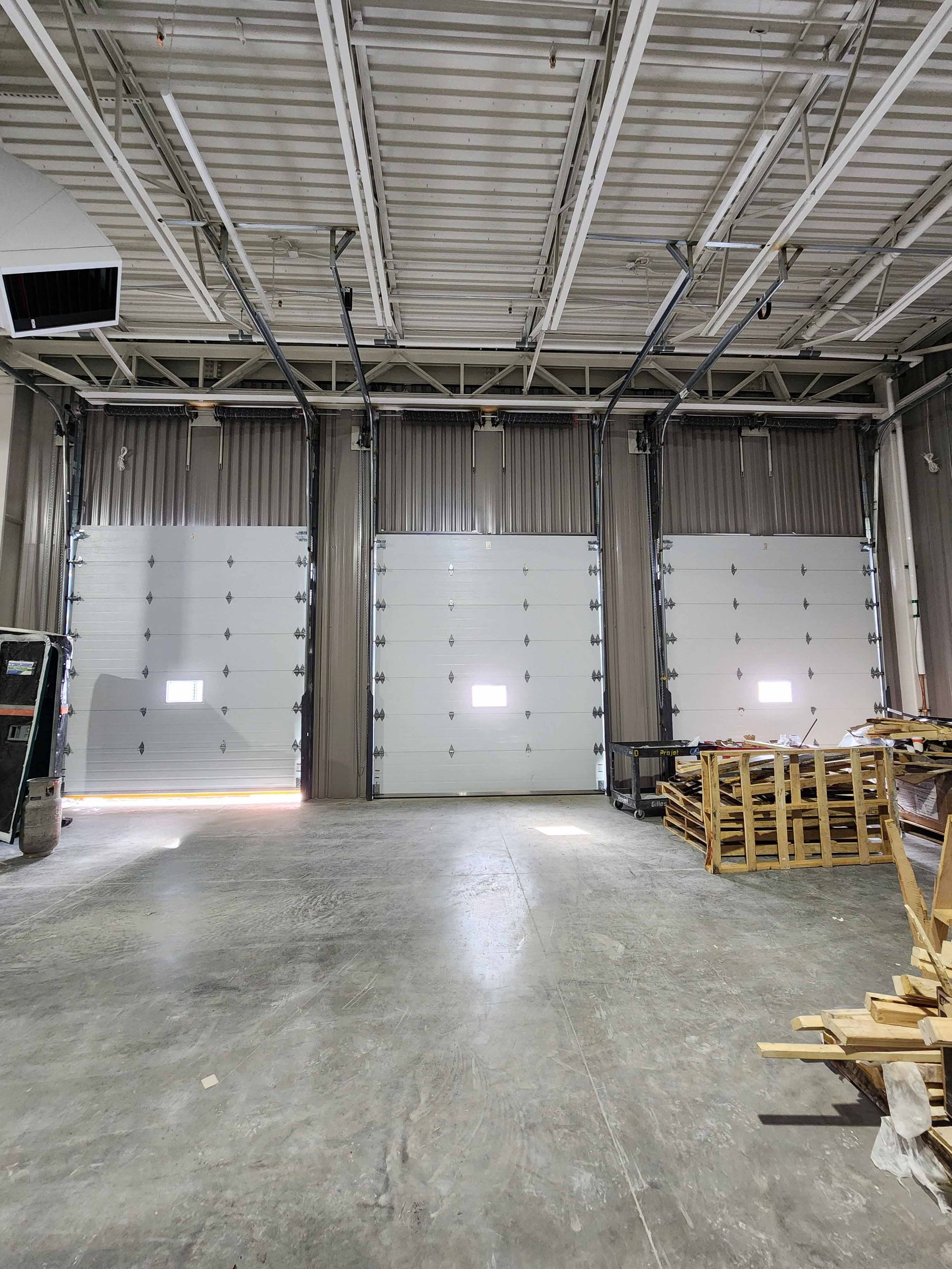 Un grand entrepôt avec beaucoup de portes et de chaises.