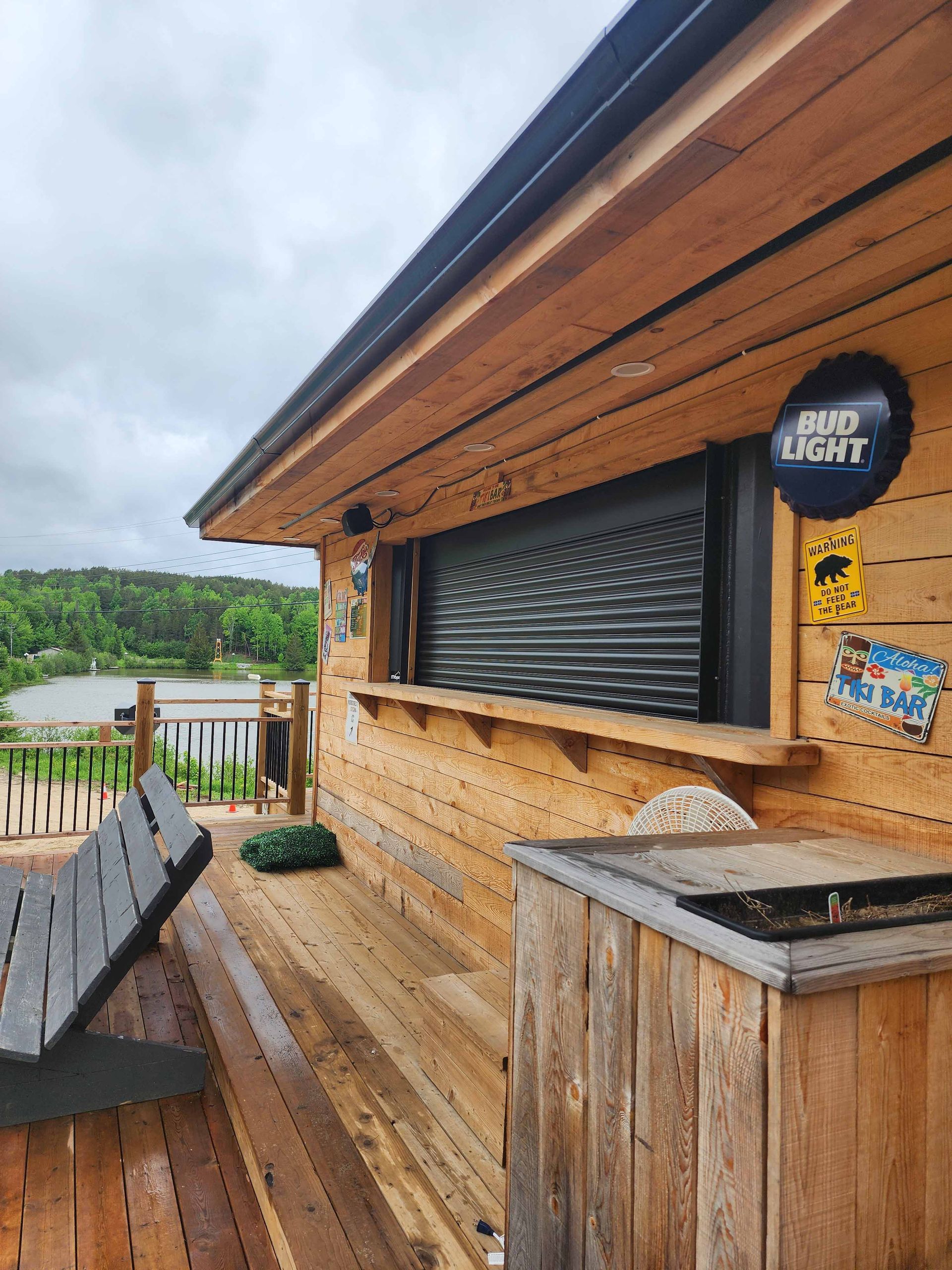 Un bâtiment en bois avec un panneau indiquant Bud Light dessus