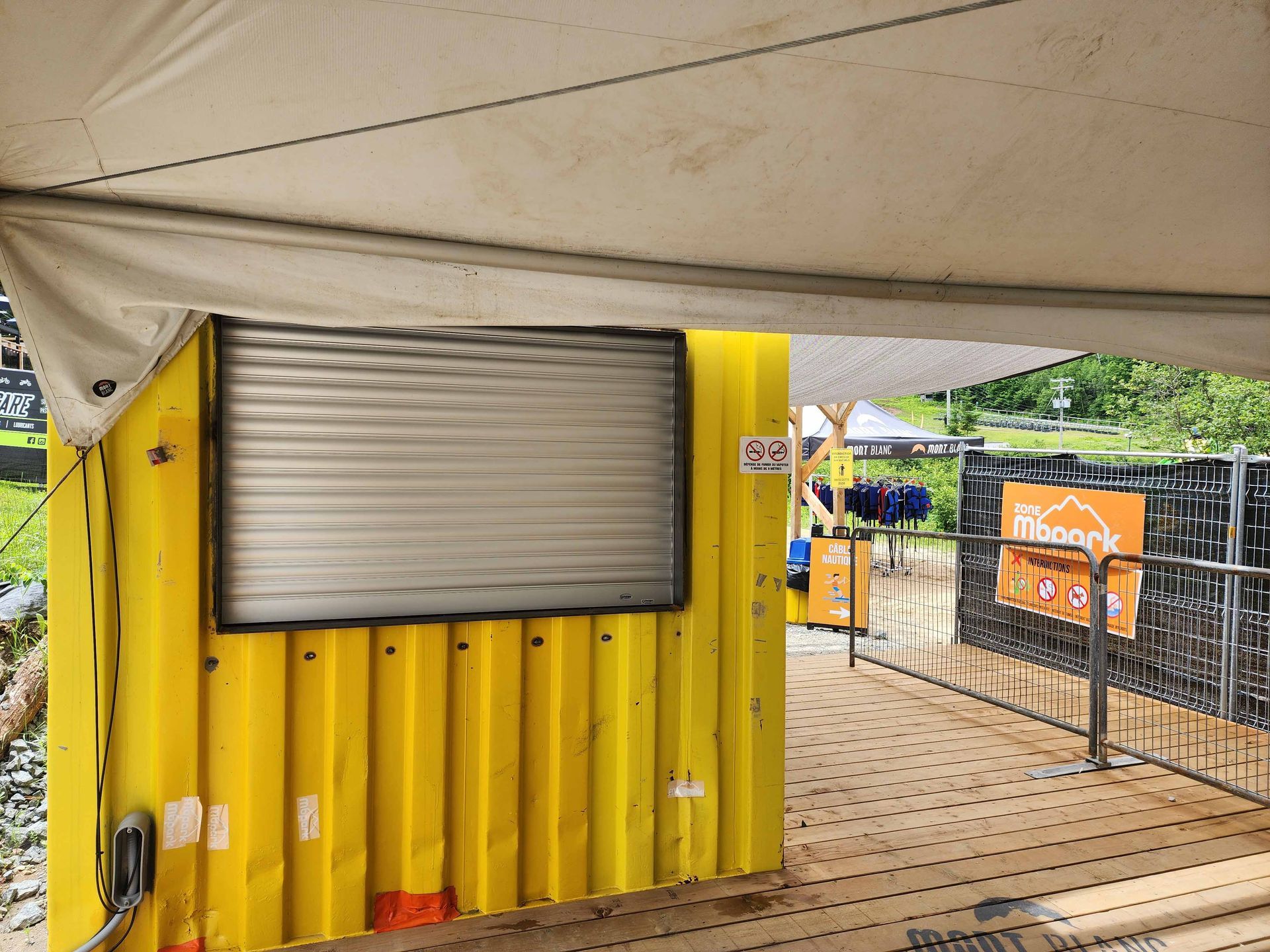 Un bâtiment jaune avec un panneau indiquant 93,3 dessus