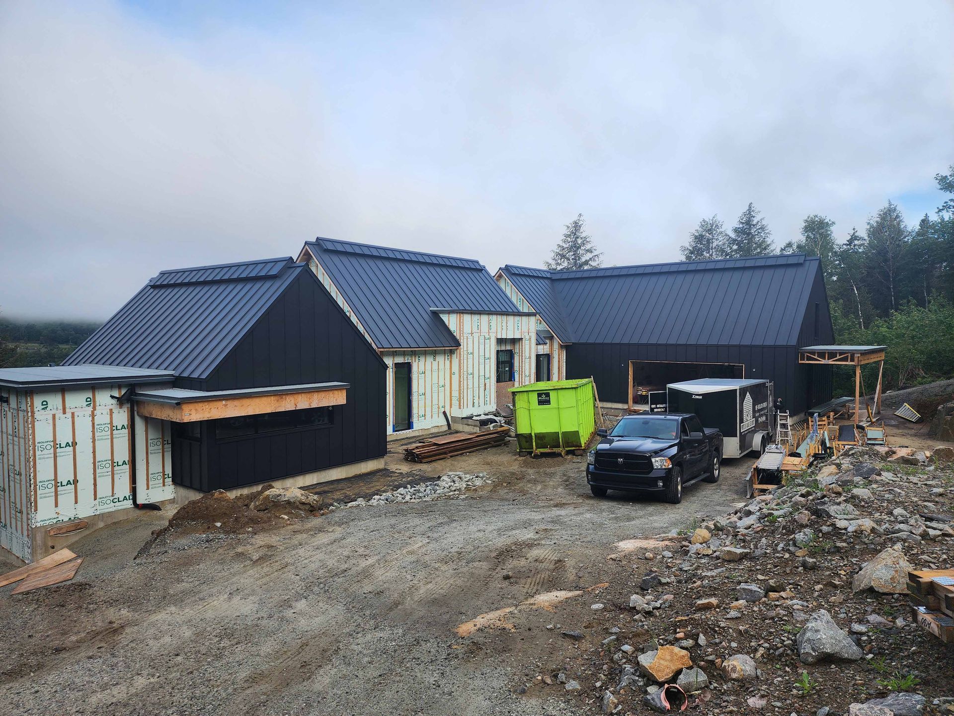 Un camion est garé devant une maison en construction.