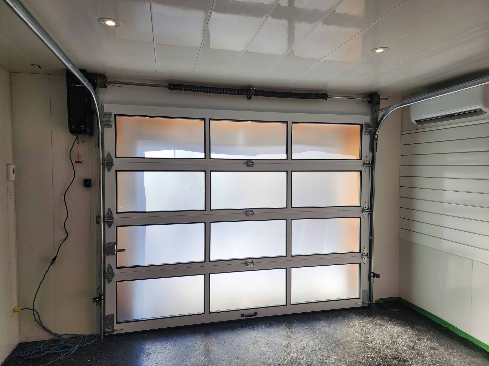 Un garage avec une porte de garage ouverte