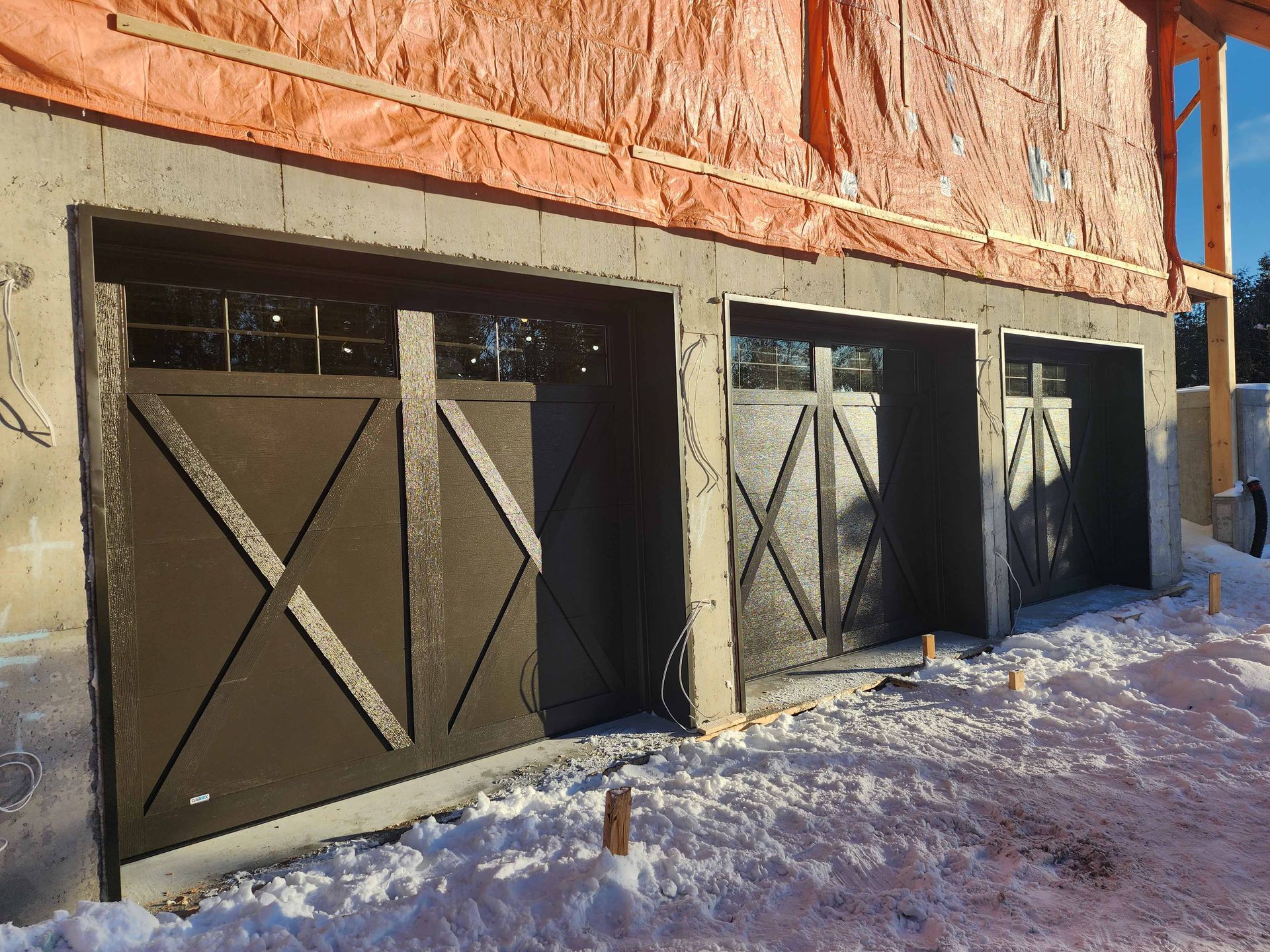 Un bâtiment en construction avec beaucoup de neige au sol