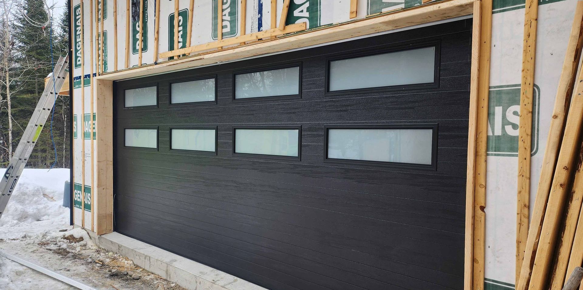 Une porte de garage est en cours de construction sur le côté d'une maison.