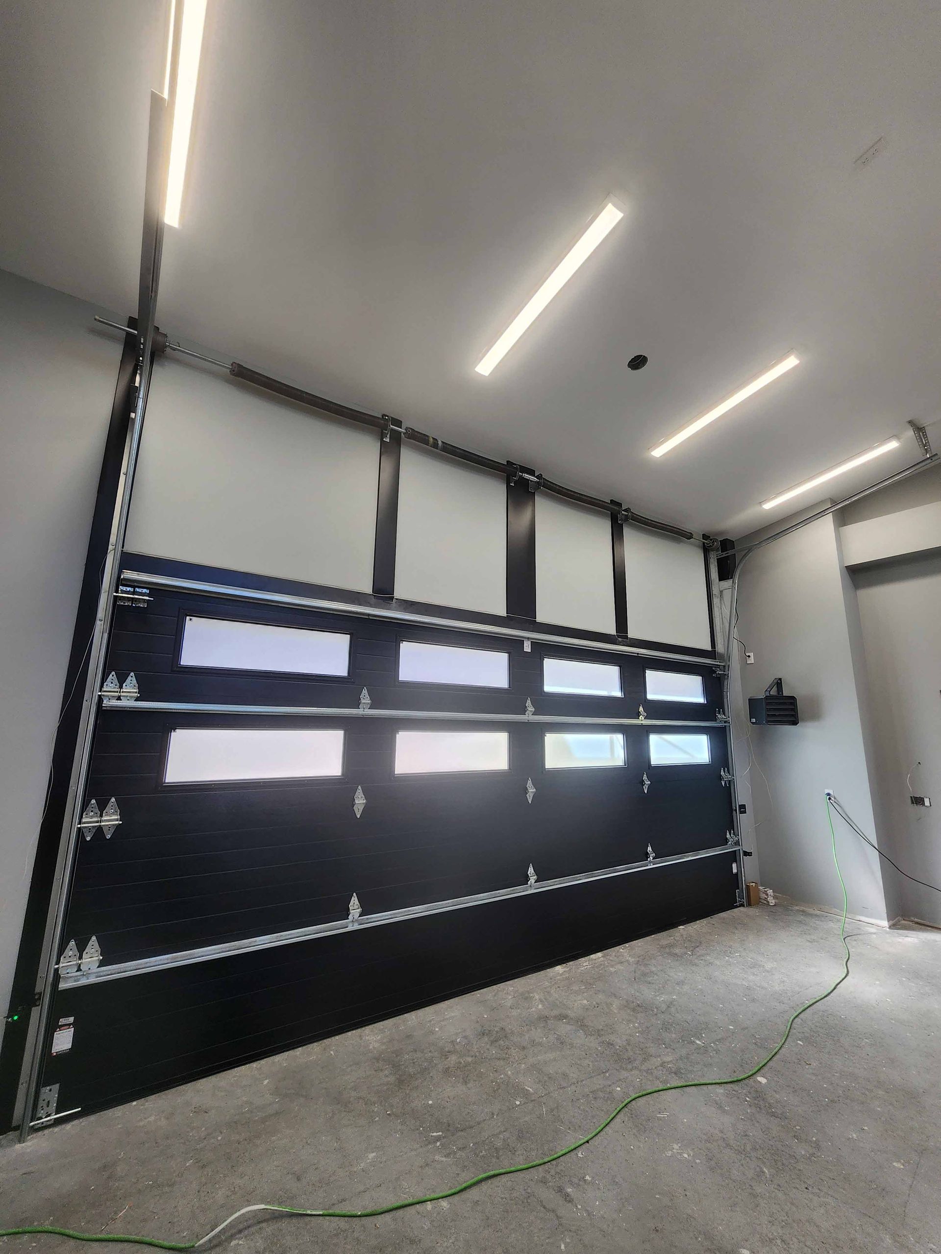 Une porte de garage avec beaucoup de fenêtres et de lumières au plafond