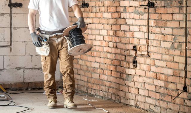 Electrician+Rewiring+Old+Building+In+Garland+Texas+For+Restoration-640w.jpg