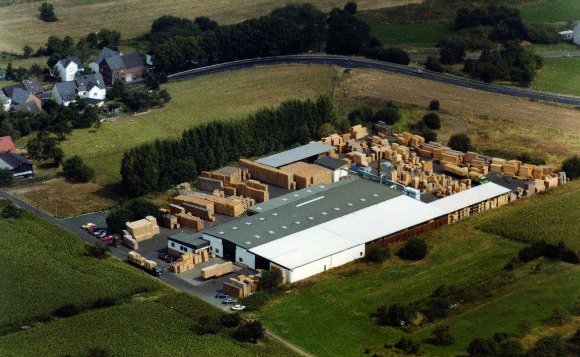 1971: Aussiedlung des Unternehmens an den südlichen Ortsrand von Montabaur-Elgendorf.