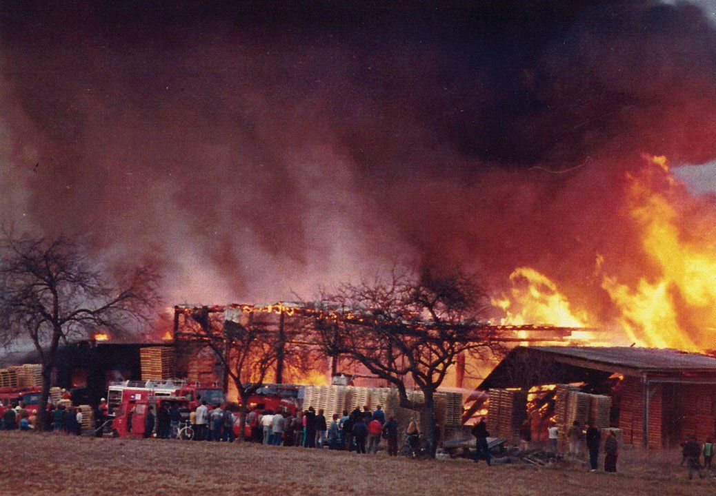 1984: Das Unternehmen wird durch einen Großbrand zerstört und muss vollständig neu aufgebaut werden.